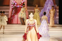 中國廣州婚博會上國際婚紗禮服流行時尚發布 中國廣州婚博會上國際婚紗禮服流行時尚發布